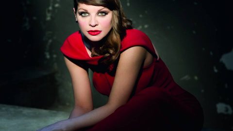 Ciclone Amoroso: prima negli album, di nuovo in top 10 nei singoli; crollano Moreno e Nathalie.