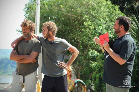 Pechino Express 2: l’ottava puntata LIVE. I Laureati vincono la prova vantaggio, l’ottava tappa ed eliminano Padre e figlio, graziando i Figli di.