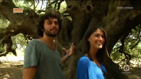 Quel galeone sul lago di Bosa che elimina i “promessi sposi” Ciro e Valentina