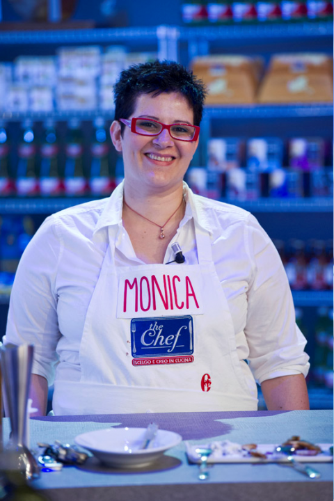 The Chef: la quarta puntata LIVE. Al posto di Giovanni entra in gara Alessandro. Vince la Squadra Nera. Monica e Alessandro i peggiori: lei minaccia di ritirarsi durante la sfida, poi viene comunque eliminata.
