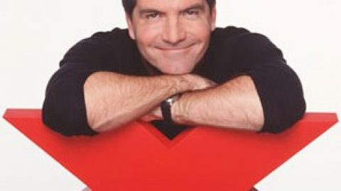 Simon Cowell parla per la prima volta di X Factor Italia: “se ne parla ovunque e lancia vere star”. E giovedì farà una sorpresa ai giudici durante i Bootcamp.