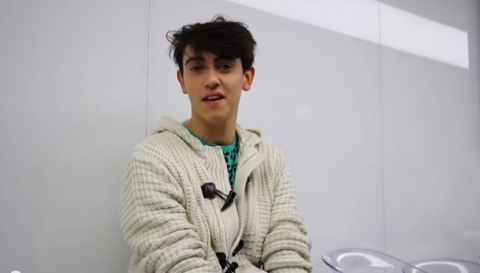 Intervista a Michele Bravi: “a Sanremo solo con pezzi forti, la svolta con Cieli Neri” (e sa i nomi di tutti i vincitori)