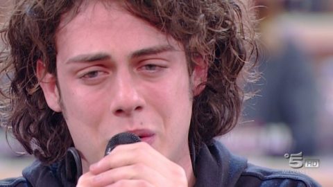 Riapre il circo del sabato, tra ballerine bendate, cantanti sulle scale e uno Zerbi da emozionare