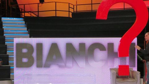 Divise le squadre: Miguel Bosè sfida un enorme punto di domanda rosso