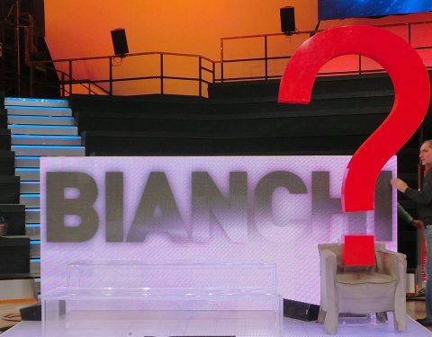 Divise le squadre: Miguel Bosè sfida un enorme punto di domanda rosso