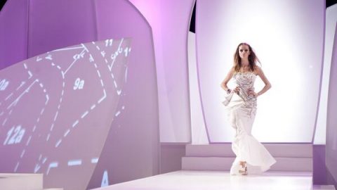 Eli trascinata fuori dalla sua modella