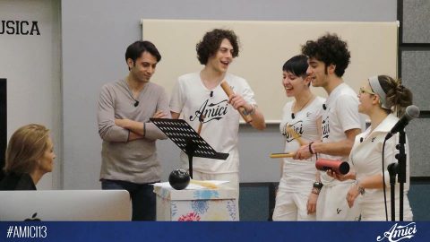 Daytime di Amici del 21 marzo: Grazia “percuote” i cantanti bianchi, Veronica fa lo stesso con Federica
