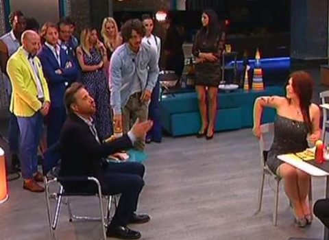 Fuori Andrea e i fratelli Armando e Giuseppe. Fabio rientra in gioco. In nomination Valentina, Chicca, Samba e Modestina