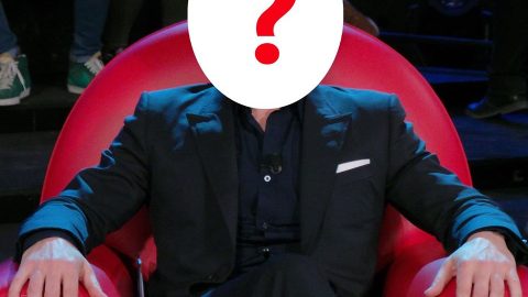 Daytime di Amici del 18 aprile: Stefano Accorsi quarto giudice del serale, Pasquale e Deborah in crisi