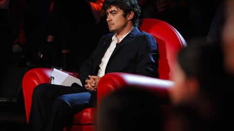 Daytime di Amici del 25 aprile: la liberazione dei ragazzi dalle casette, Riccardo Scamarcio quarto giudice