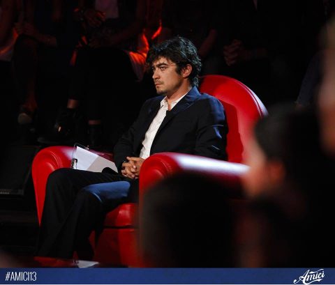 Daytime di Amici del 25 aprile: la liberazione dei ragazzi dalle casette, Riccardo Scamarcio quarto giudice